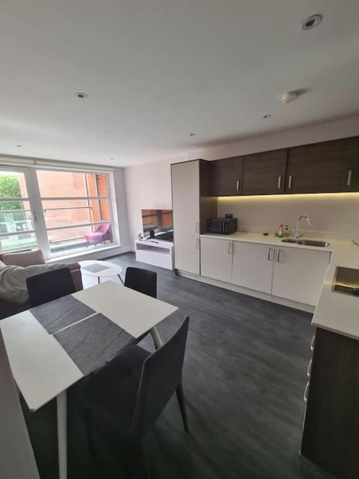 Rent Luxuri - Luxury 2 Bed Apartment *