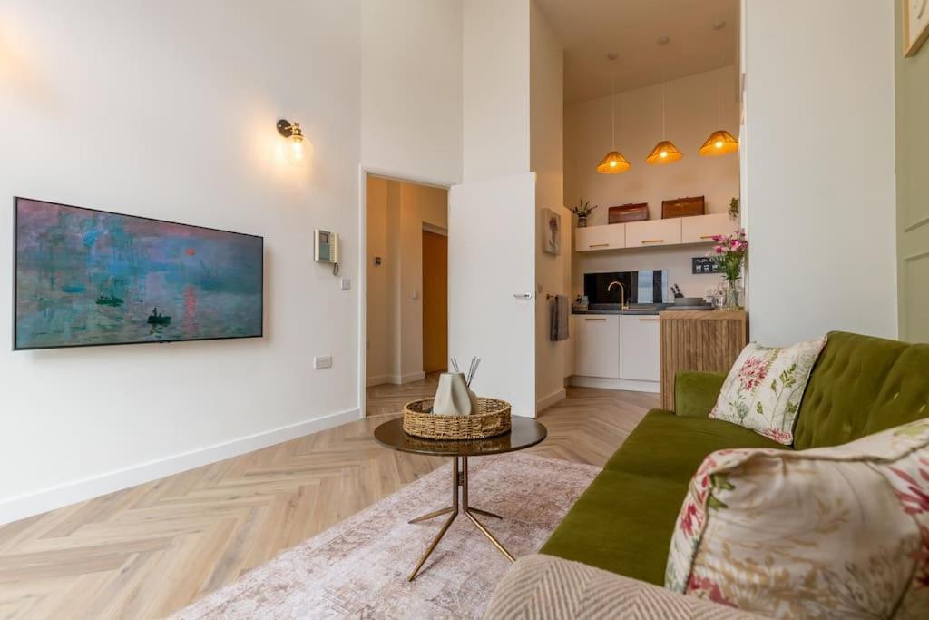 Stylish, Cosy Centre - Free Parking Apartment *