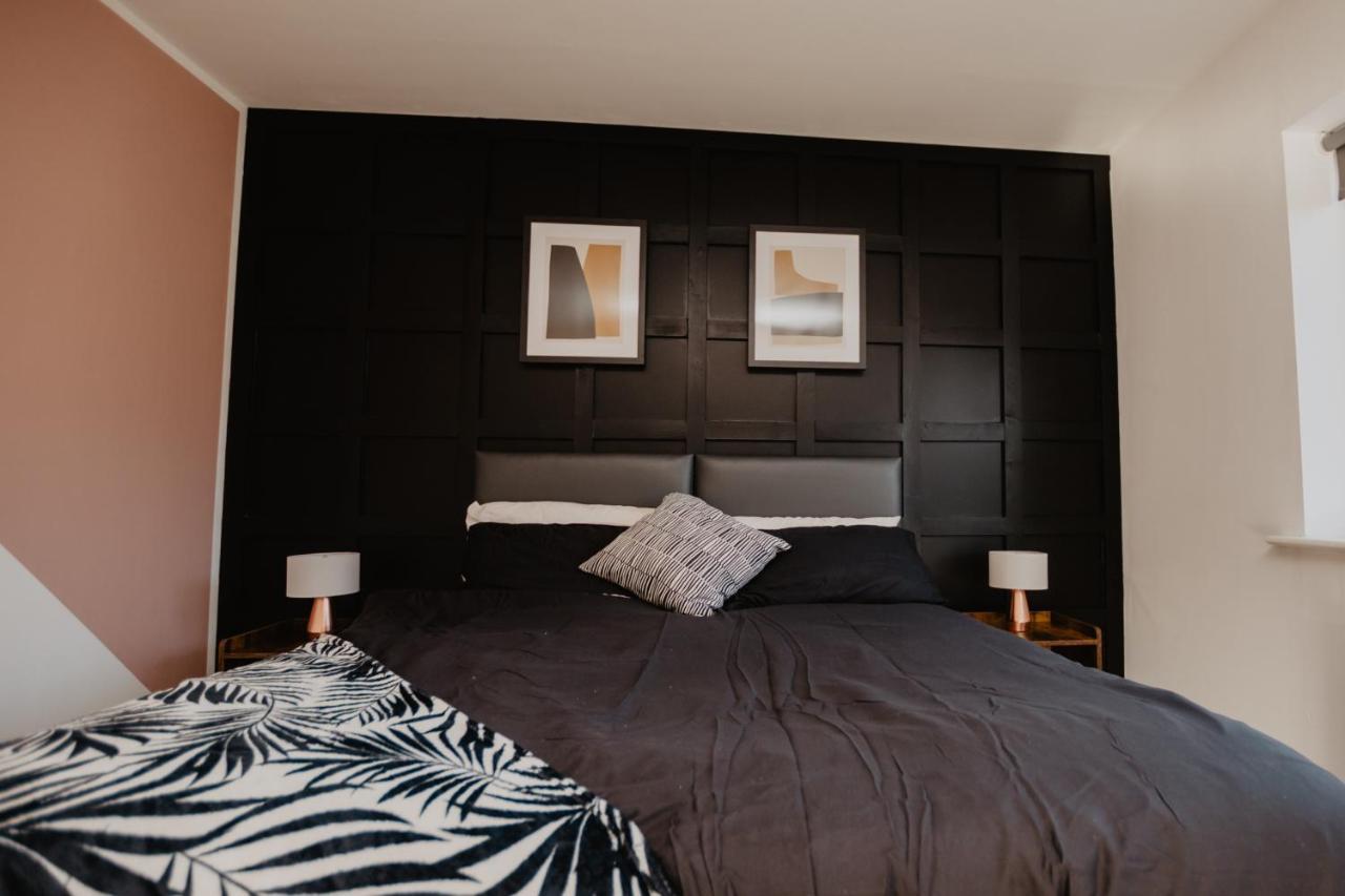 Roomy 4-bed Retreat For 8, Free Parking Included *