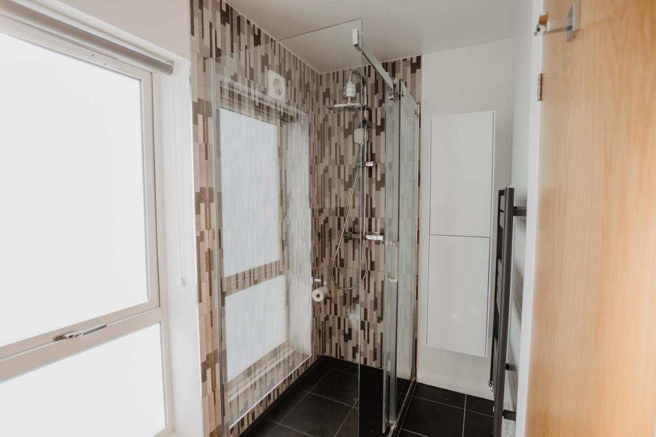 Roomy 4-bed Retreat For 8, Free Parking Included