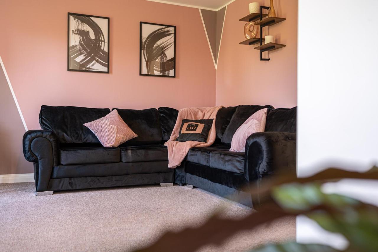 Apartment Roomy 4-bed Retreat For 8, Free Parking Included