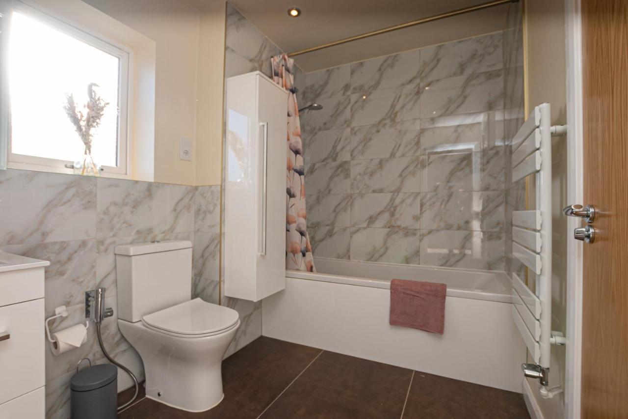 Roomy 4-bed Retreat For 8, Free Parking Included * Leicester
