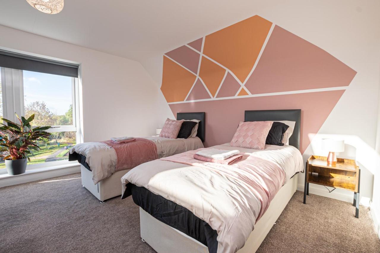 Apartment Roomy 4-bed Retreat For 8, Free Parking Included Leicester