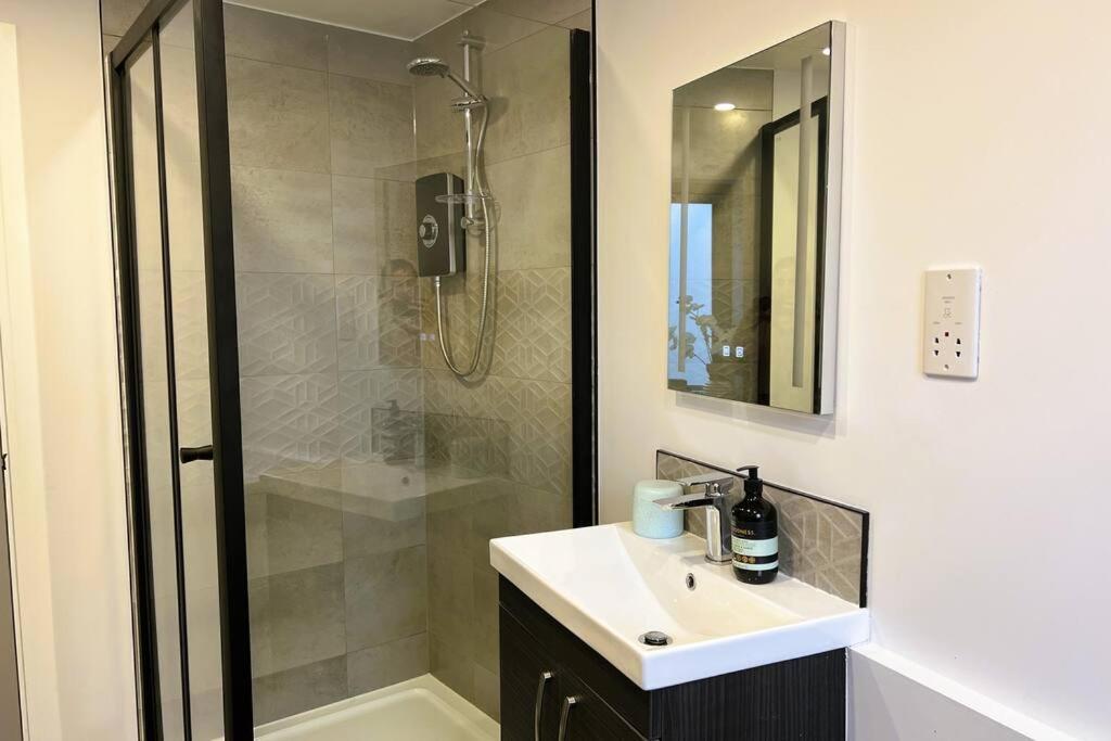 Unwind In Style, One-bedroom Haven 2c Close To Dmu