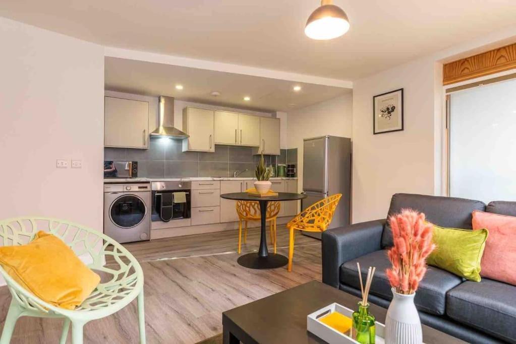Apartment Modern Apartment, Free Parking & Monthly Savings *