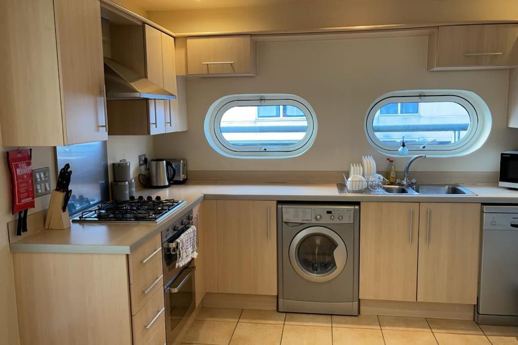 Centre Free Parking And Wifi Sleeps 6 *