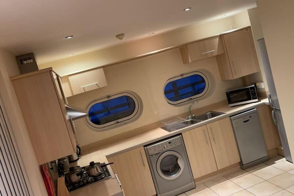 Centre Free Parking And Wifi Sleeps 6