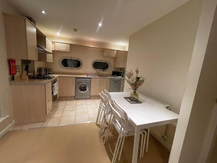 Centre Free Parking And Wifi Sleeps 6 Apartment *