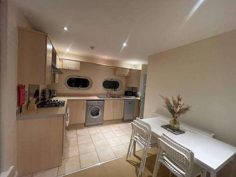 Apartment Centre Free Parking And Wifi Sleeps 6