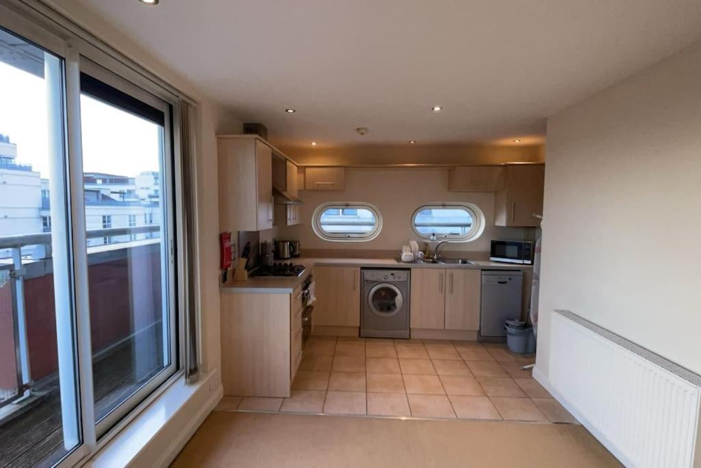Apartment Centre Free Parking And Wifi Sleeps 6 *