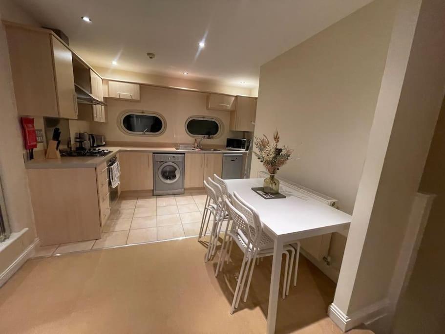 Apartment Centre Free Parking And Wifi Sleeps 6 Leicester
