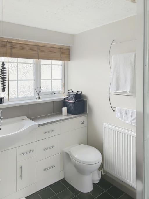 Private - Double Bedroom, En-suite And Workspace With Private Entrance, First Floor With No Lift And No Full Kitchen Apartamento *