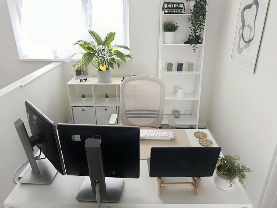 Private - Double Bedroom, En-suite And Workspace With Private Entrance, First Floor With No Lift And No Full Kitchen Apartamento *
