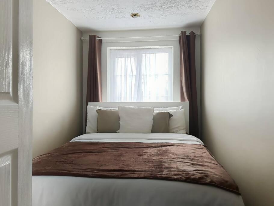 Private - Double Bedroom, En-suite And Workspace With Private Entrance, First Floor With No Lift And No Full Kitchen Leicester
