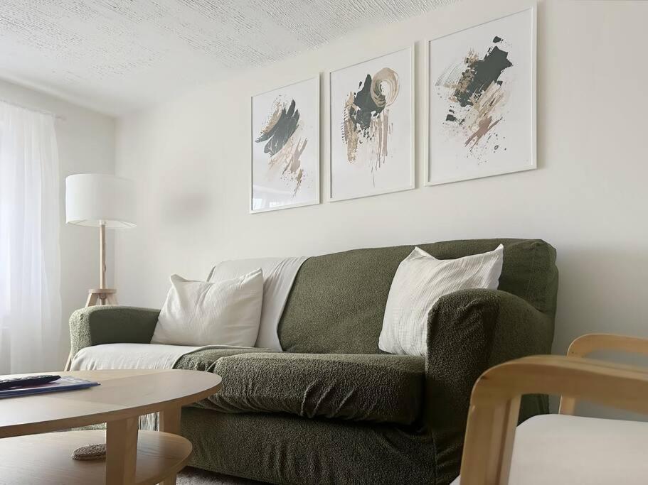 Private - Double Bedroom, En-suite And Workspace With Private Entrance, First Floor With No Lift And No Full Kitchen Apartamento *