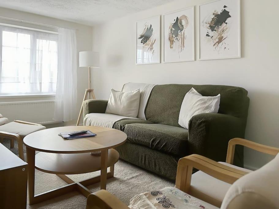 Private - Double Bedroom, En-suite And Workspace With Private Entrance, First Floor With No Lift And No Full Kitchen Apartamento