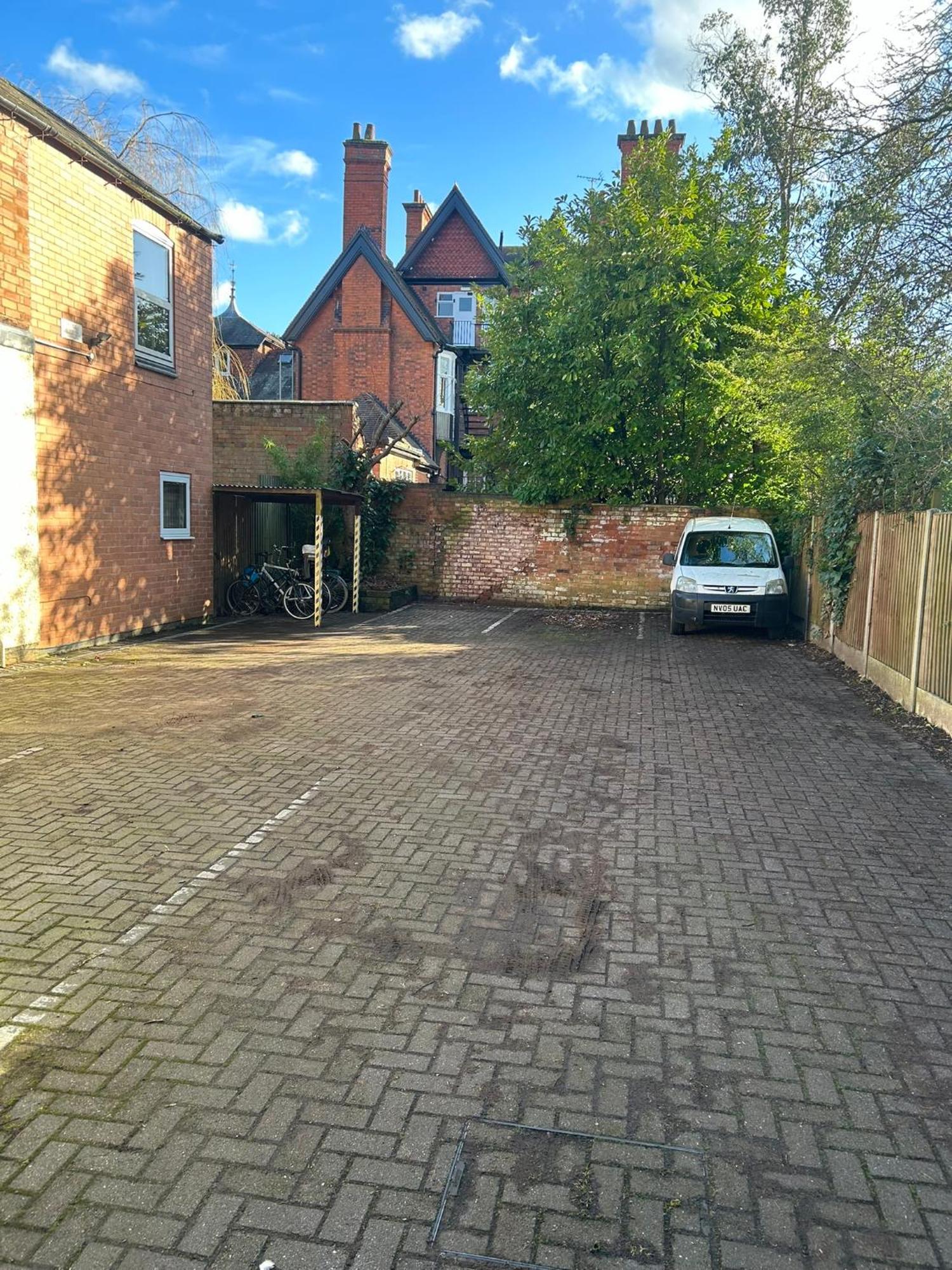 Apartment 1 Bedroom Flat With Parking