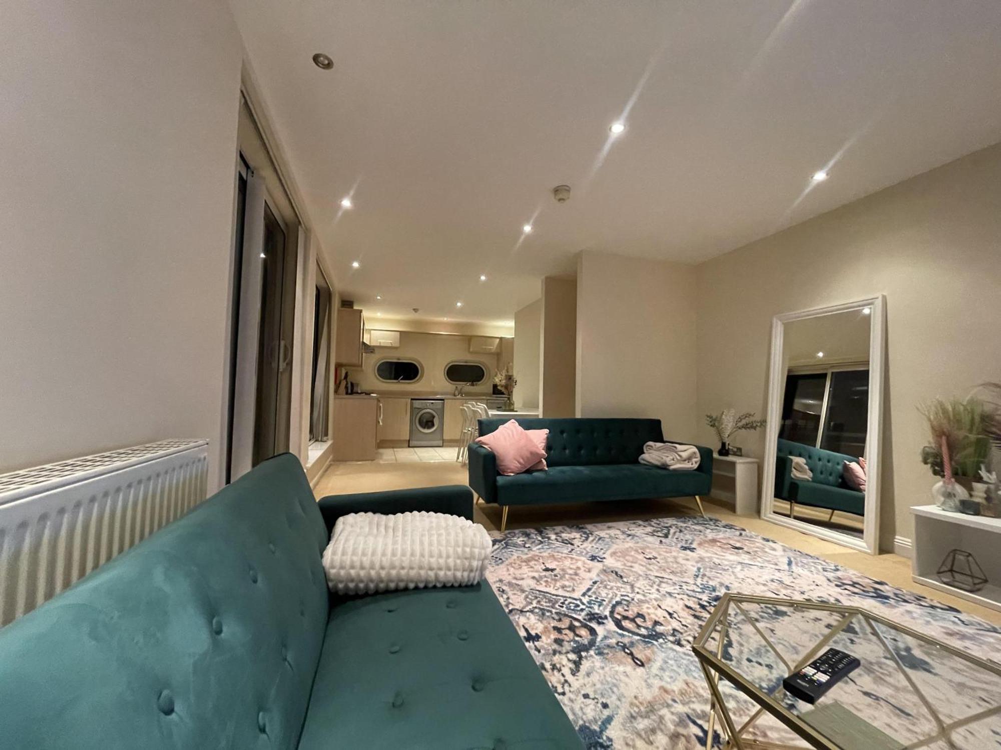 Free Parking Near Centre & Stadium Sleeps 6-8 *