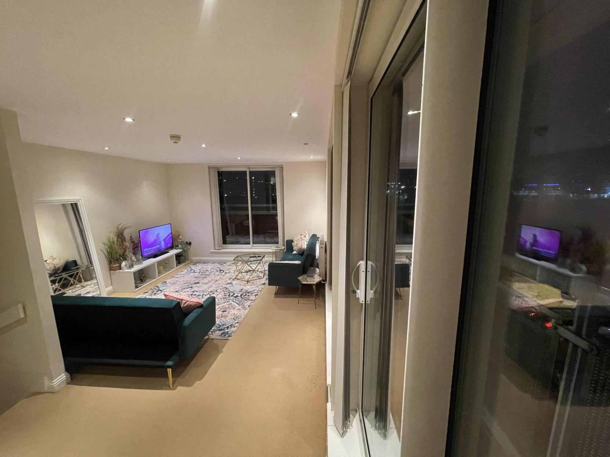 Apartment Free Parking Near Centre & Stadium Sleeps 6-8 *