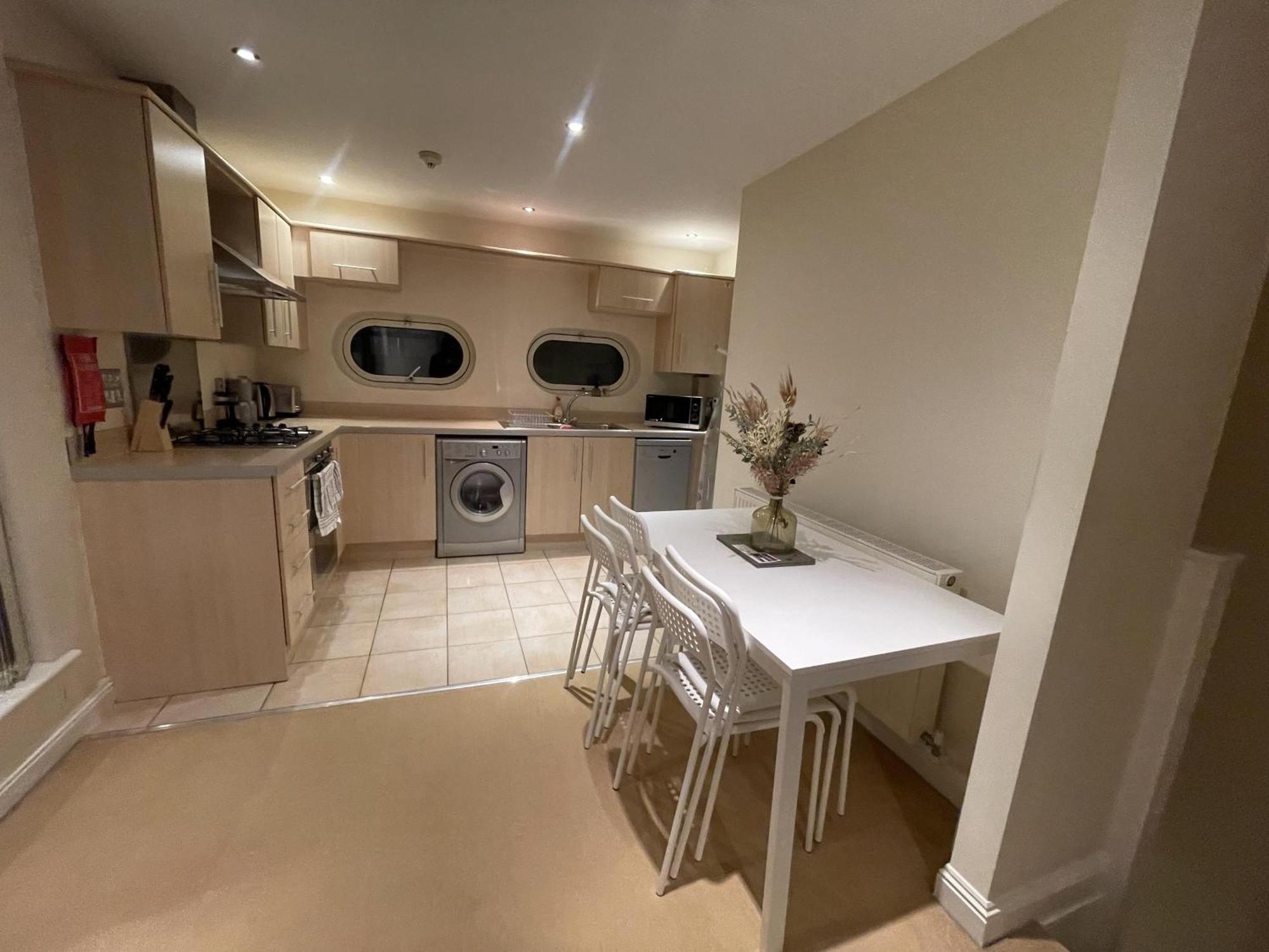 Apartment Free Parking Near Centre & Stadium Sleeps 6-8 Leicester