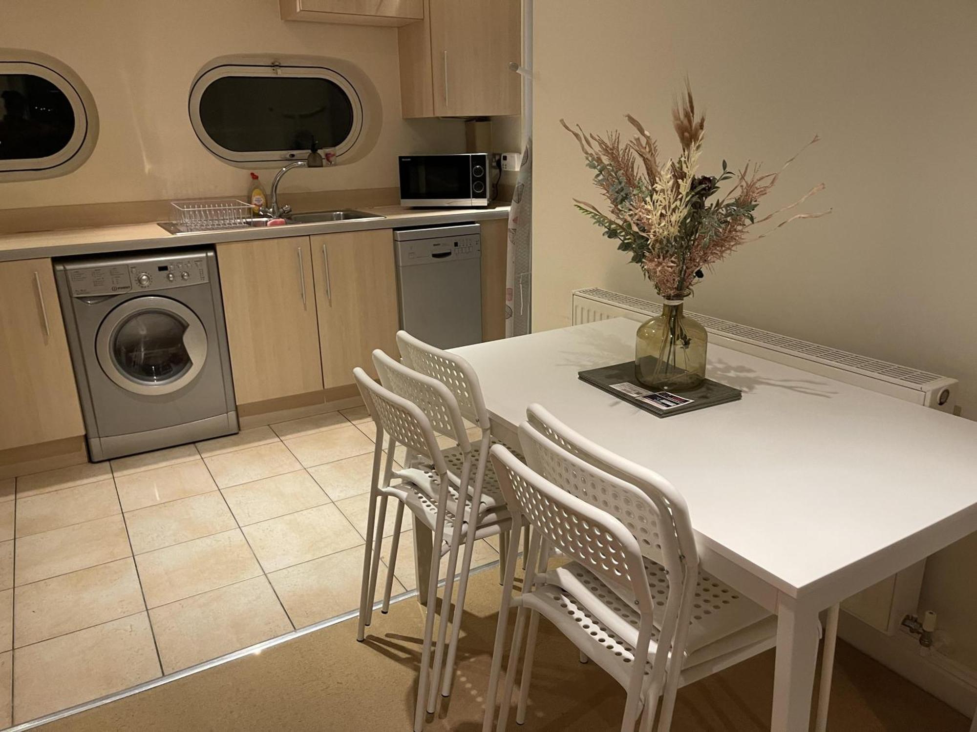 Free Parking Near Centre & Stadium Sleeps 6-8
