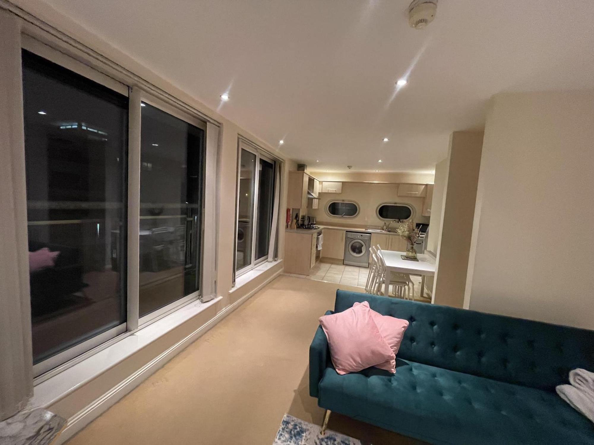 Apartment Free Parking Near Centre & Stadium Sleeps 6-8