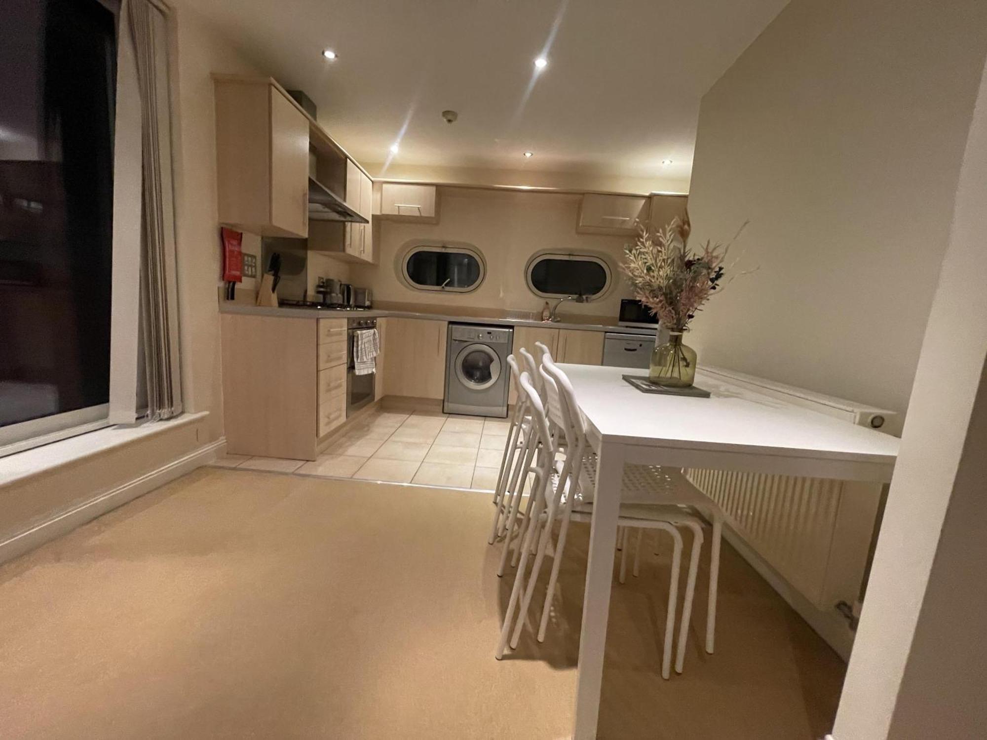 Free Parking Near Centre & Stadium Sleeps 6-8 Apartment