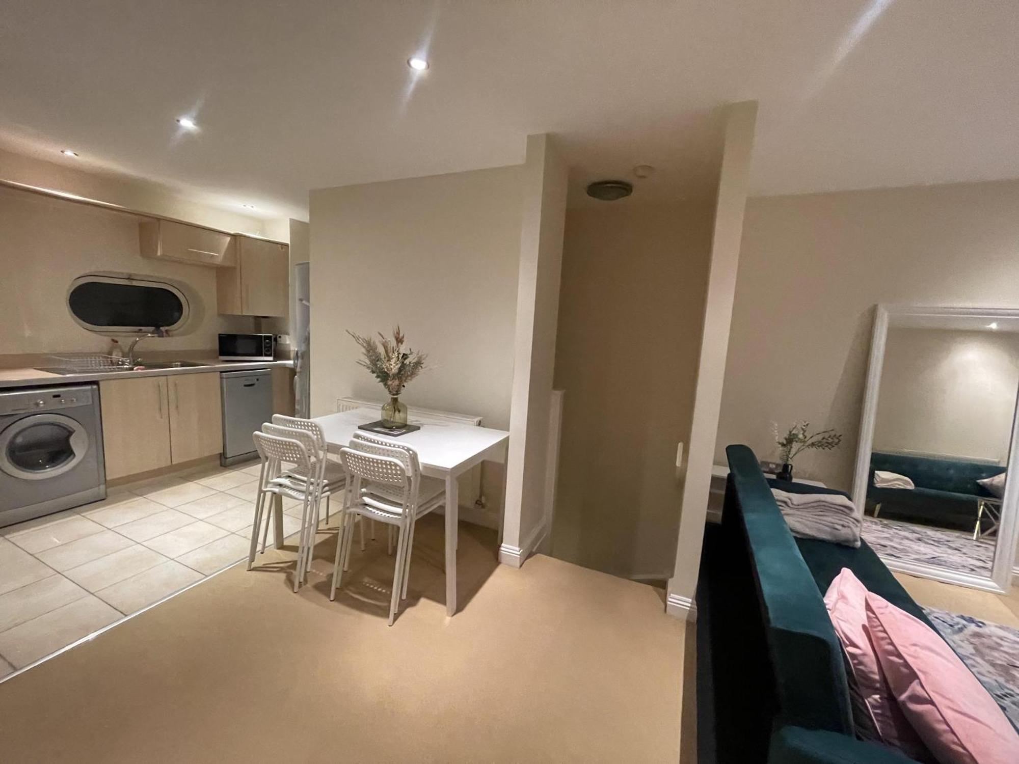 Free Parking Near Centre & Stadium Sleeps 6-8 Apartment *