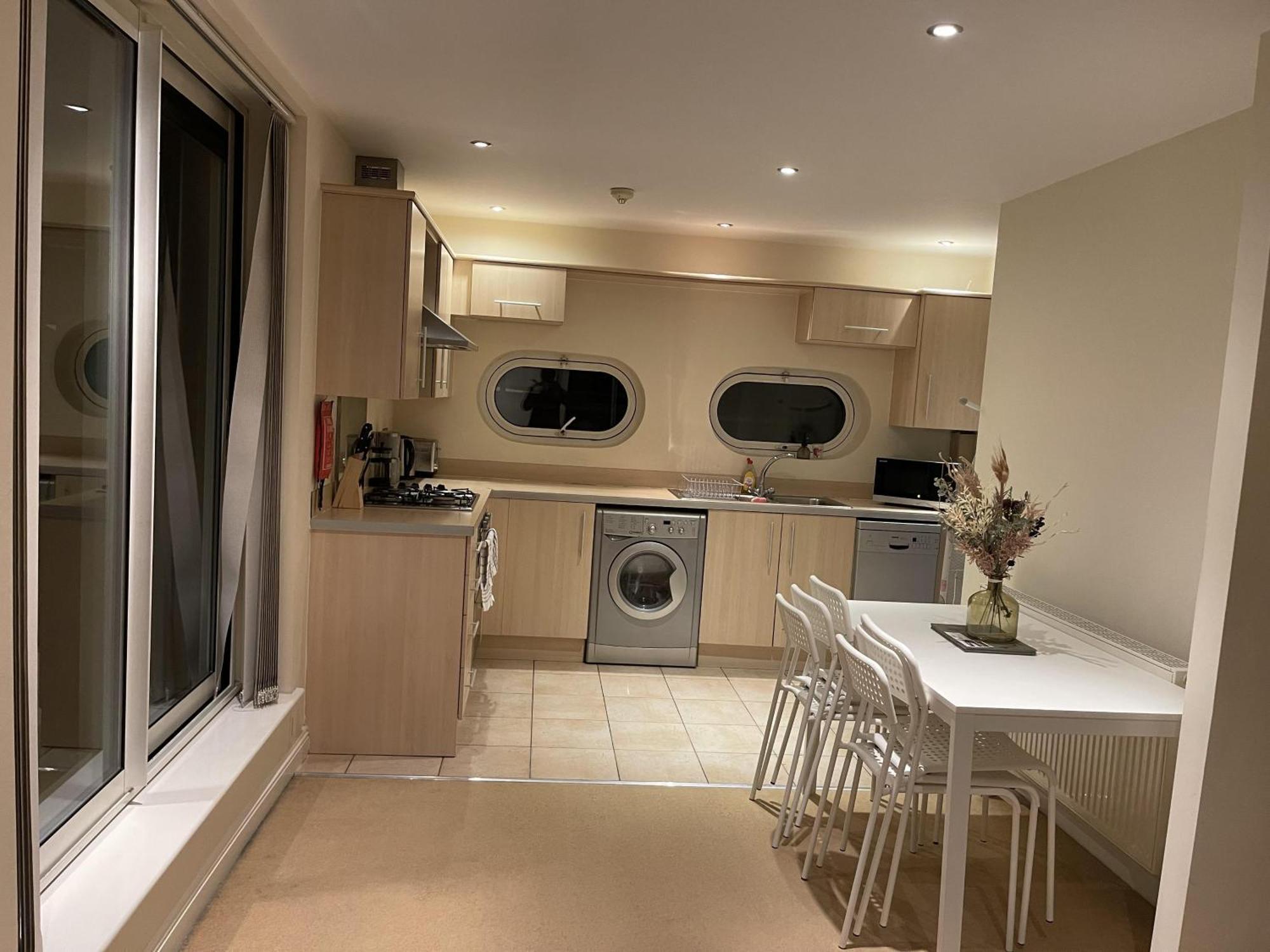 Free Parking Near Centre & Stadium Sleeps 6-8 Apartment Leicester