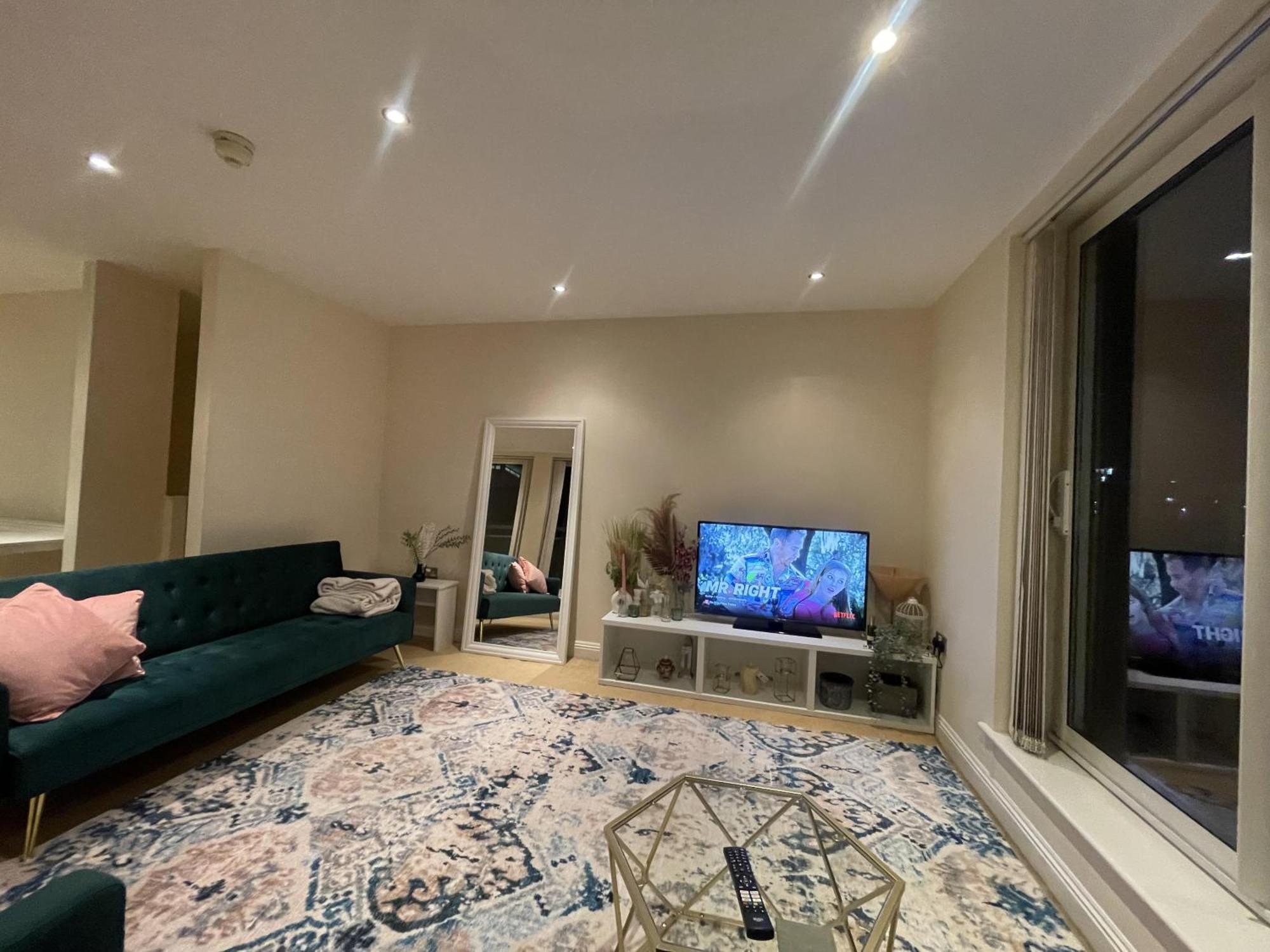 Apartment Free Parking Near Centre & Stadium Sleeps 6-8 *