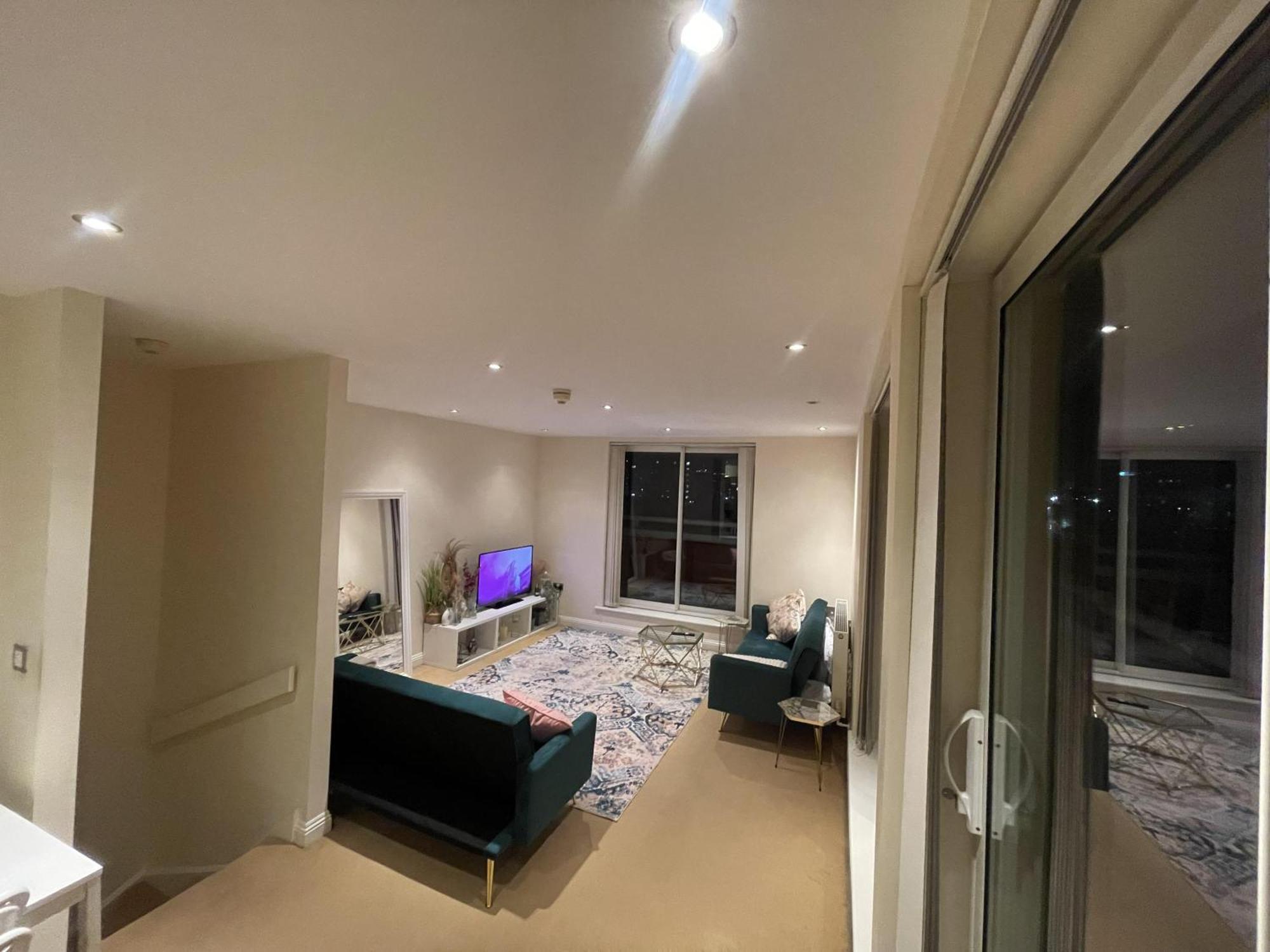 Apartment Free Parking Near Centre & Stadium Sleeps 6-8 *