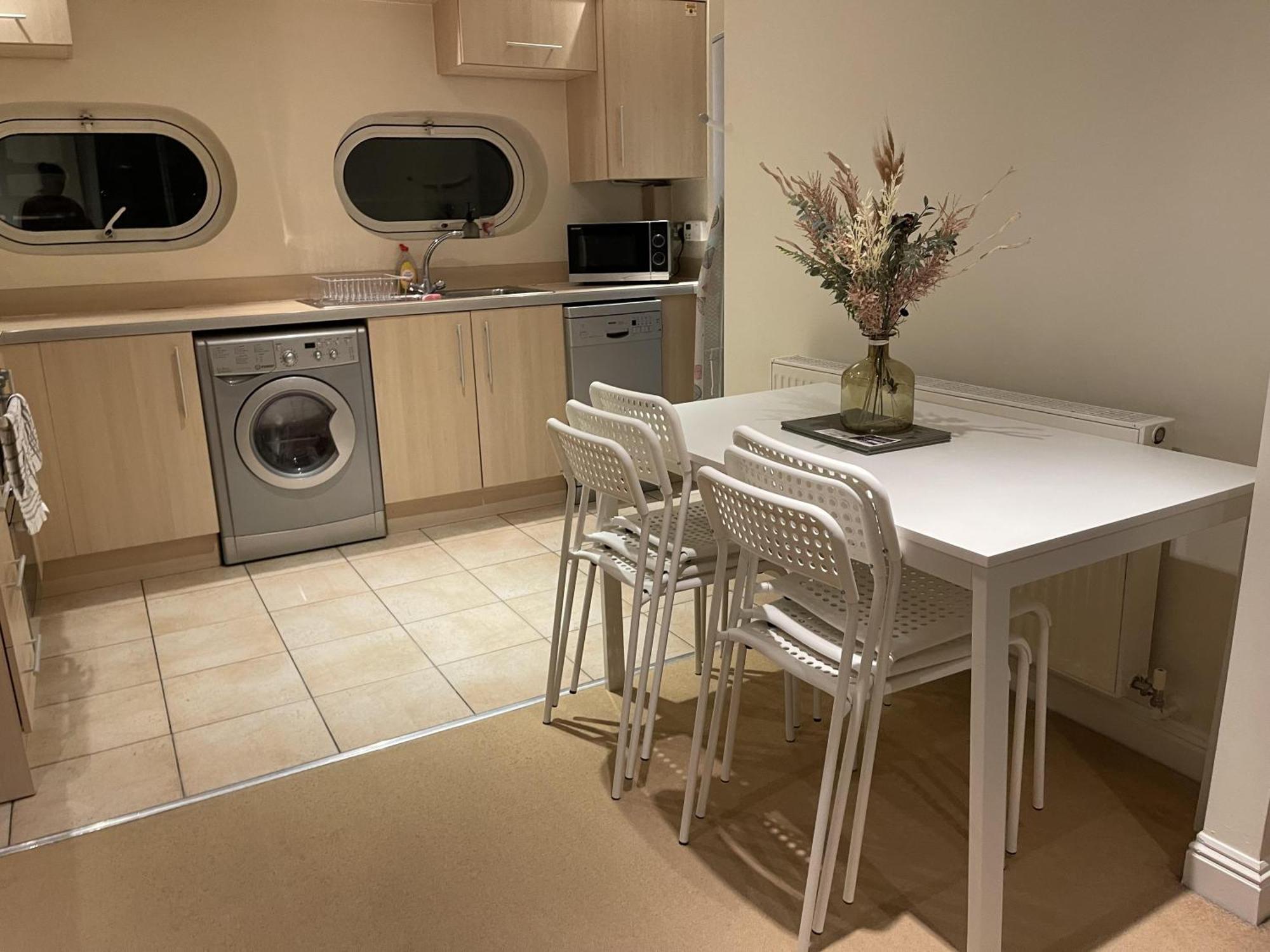 Free Parking Near Centre & Stadium Sleeps 6-8