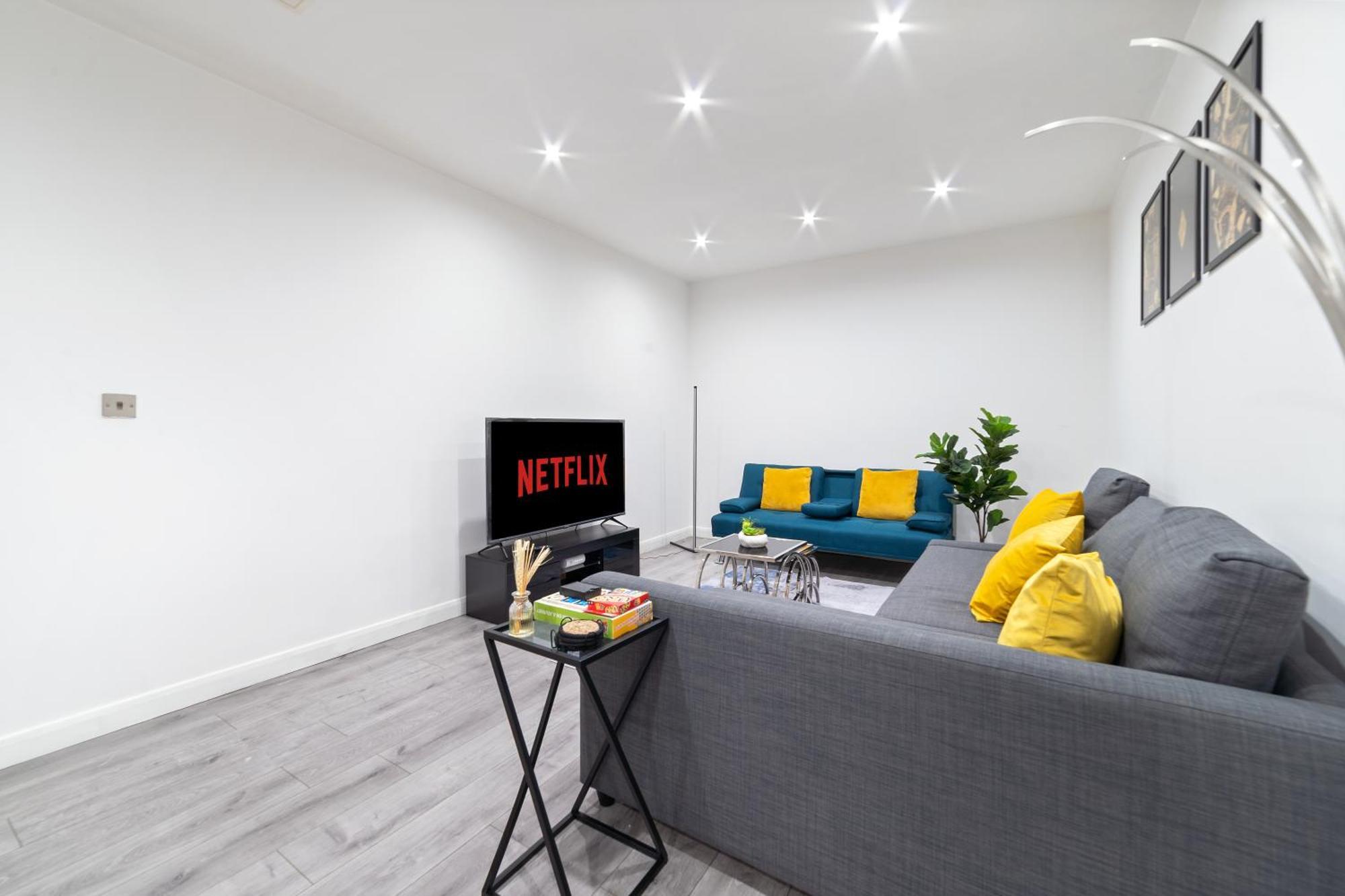 Apartment Last-minute Specials L Modern Flat With Pool Table L Sleeps 5 L By Zen Nights Short Lets & Serviced *