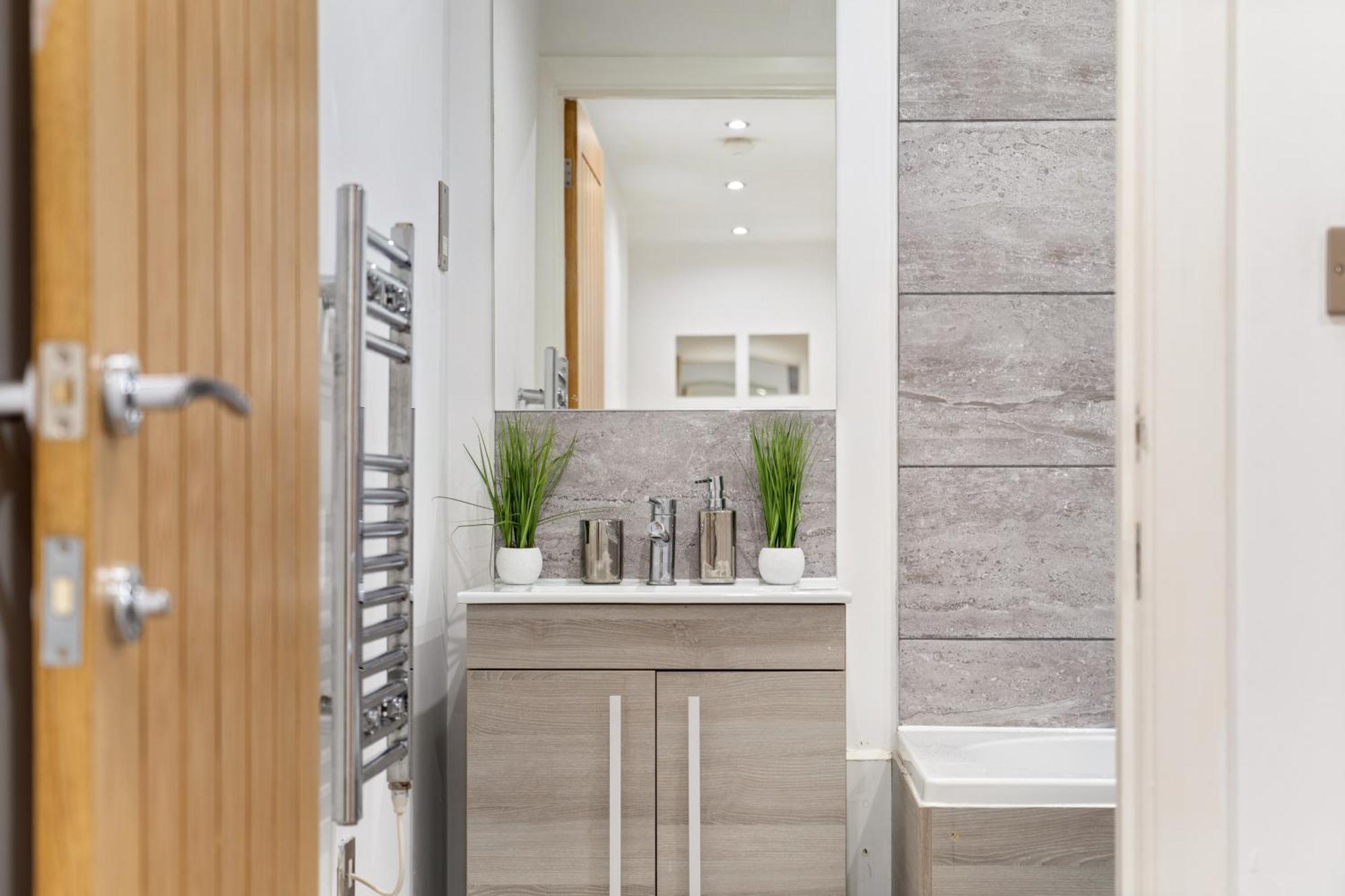 Last-minute Specials L Modern Flat With Pool Table L Sleeps 5 L By Zen Nights Short Lets & Serviced