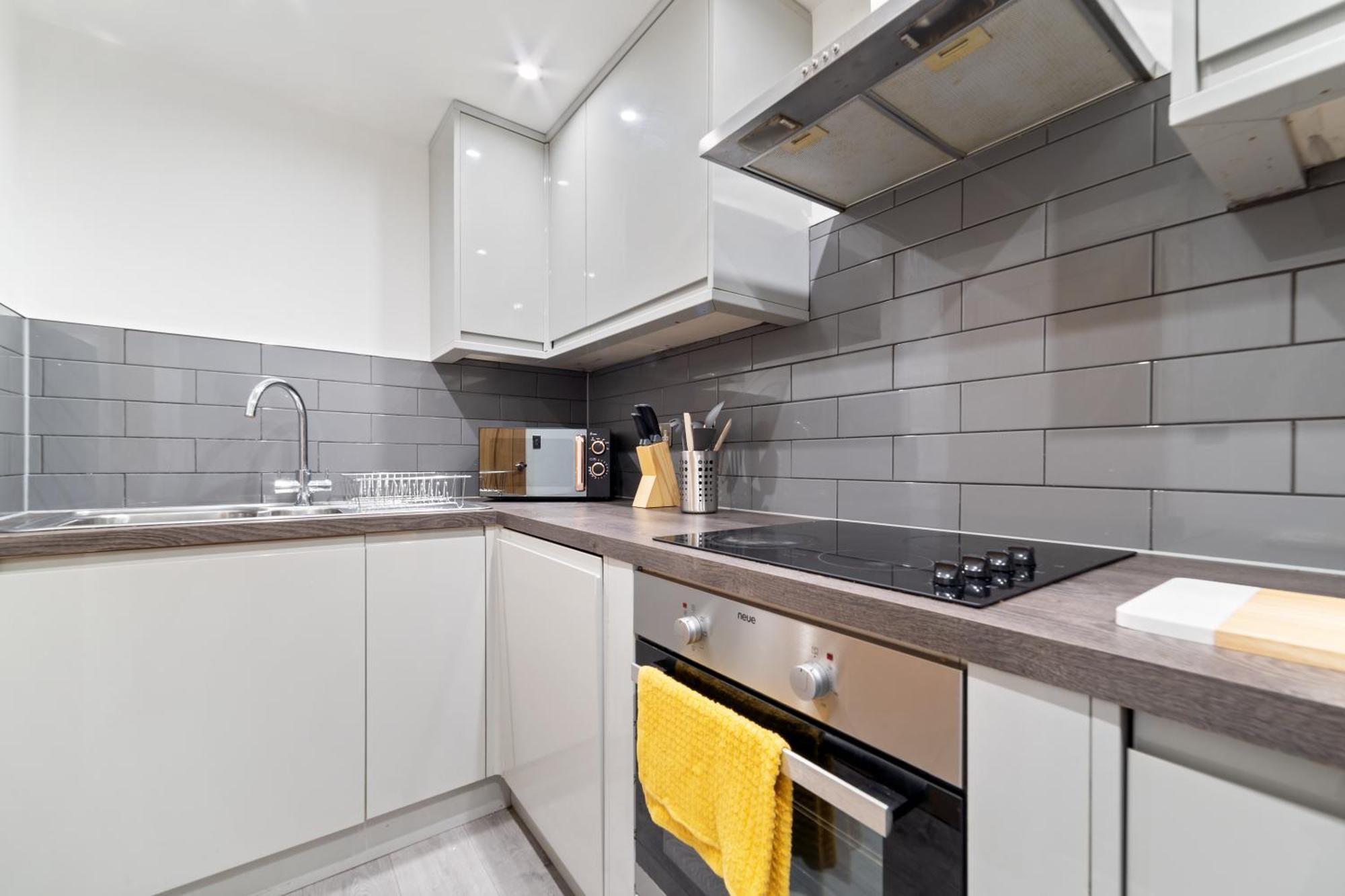 Apartment Last-minute Specials L Modern Flat With Pool Table L Sleeps 5 L By Zen Nights Short Lets & Serviced *