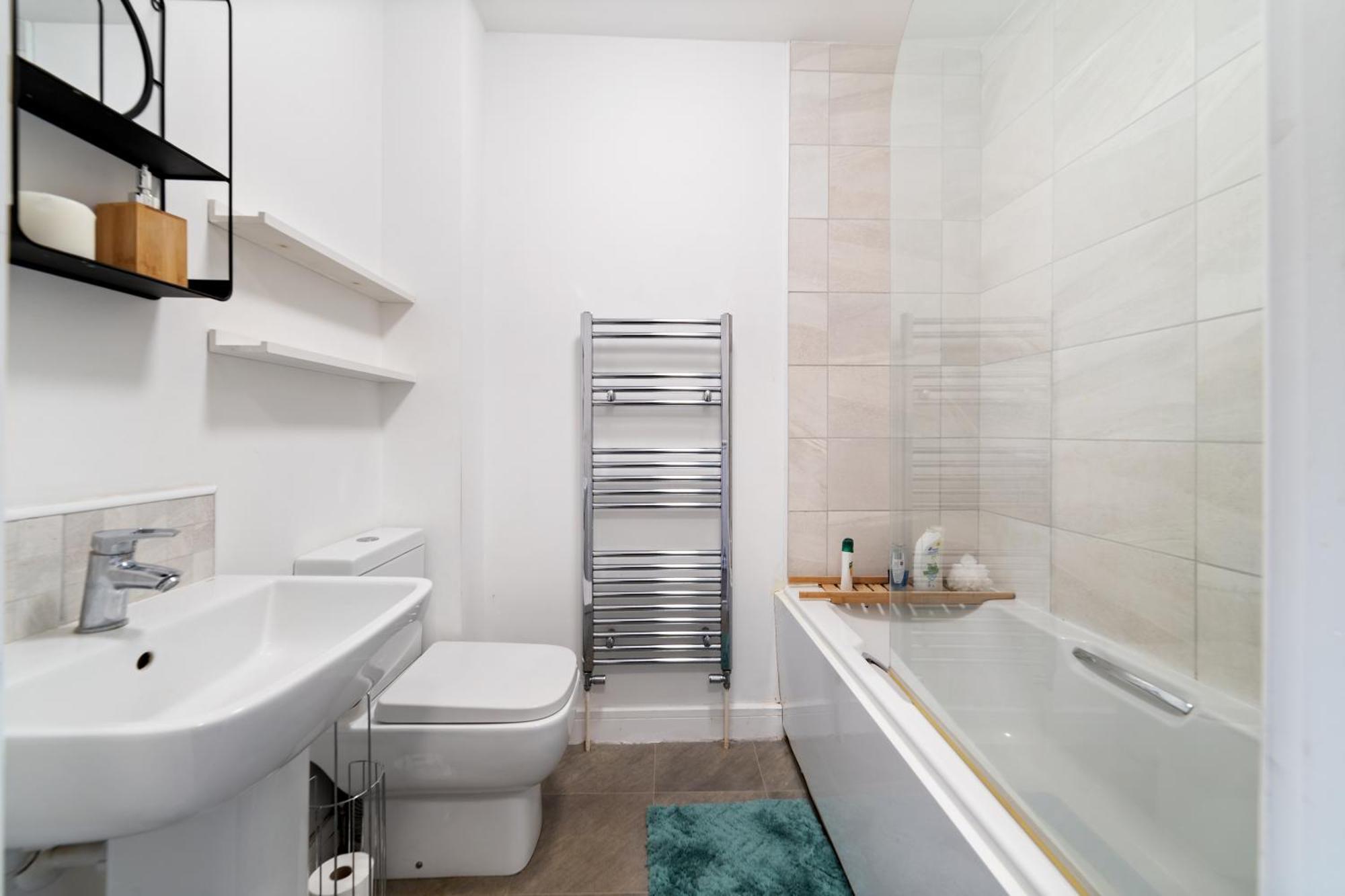 Holiday home Last-minute Specials L Modern House Near Center Sleeps 6 With Free Parking L By Zen Nights Short Lets & Serviced *