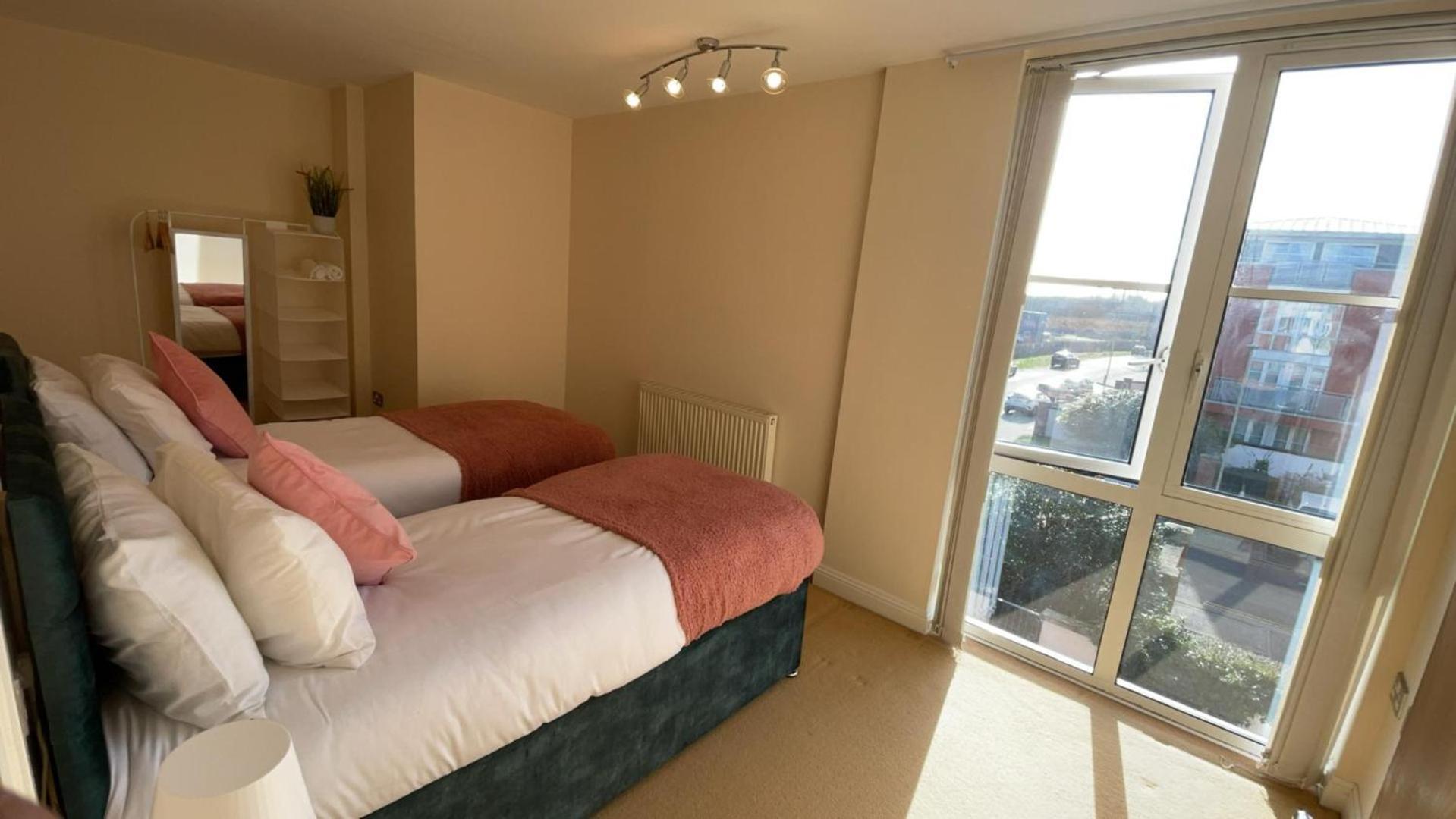 Apartment Free Parking Near Centre & Stadium Sleeps 6-8 *