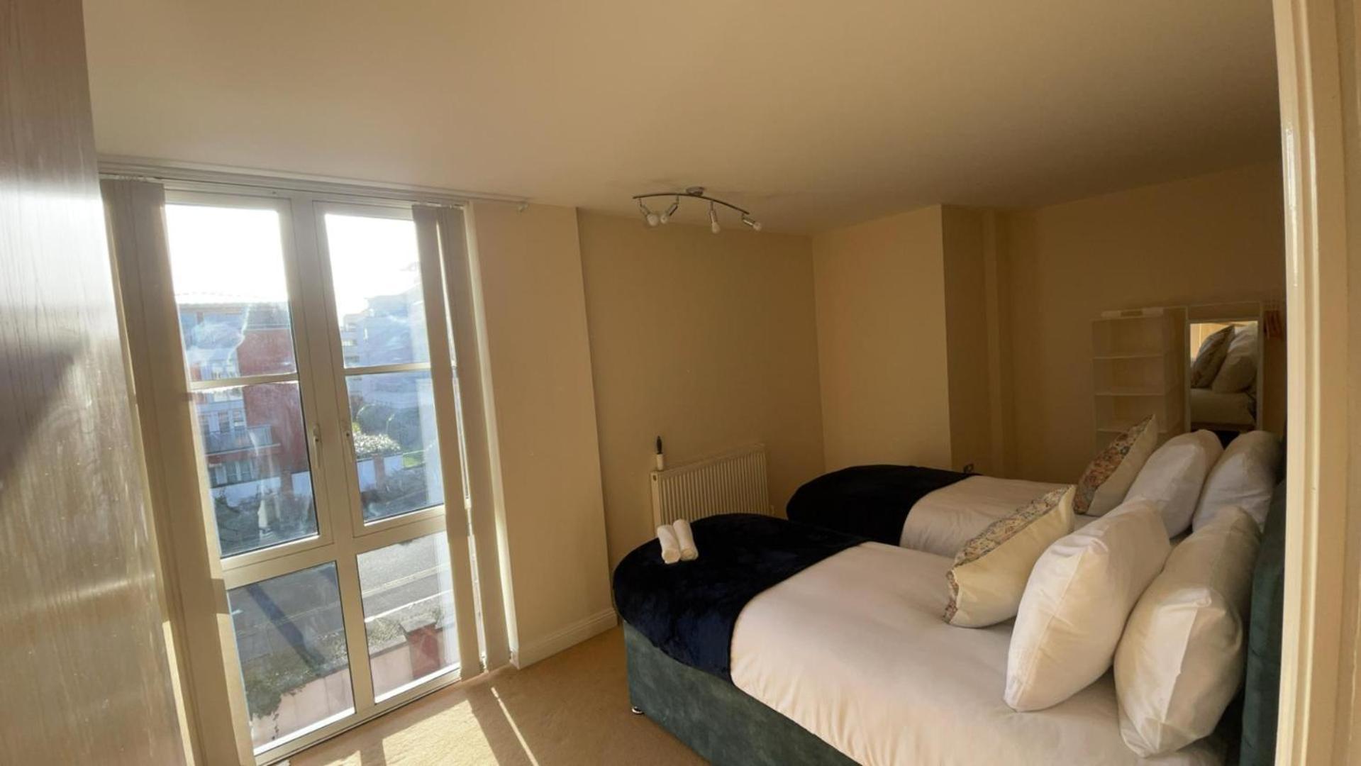 Apartment Free Parking Near Centre & Stadium Sleeps 6-8