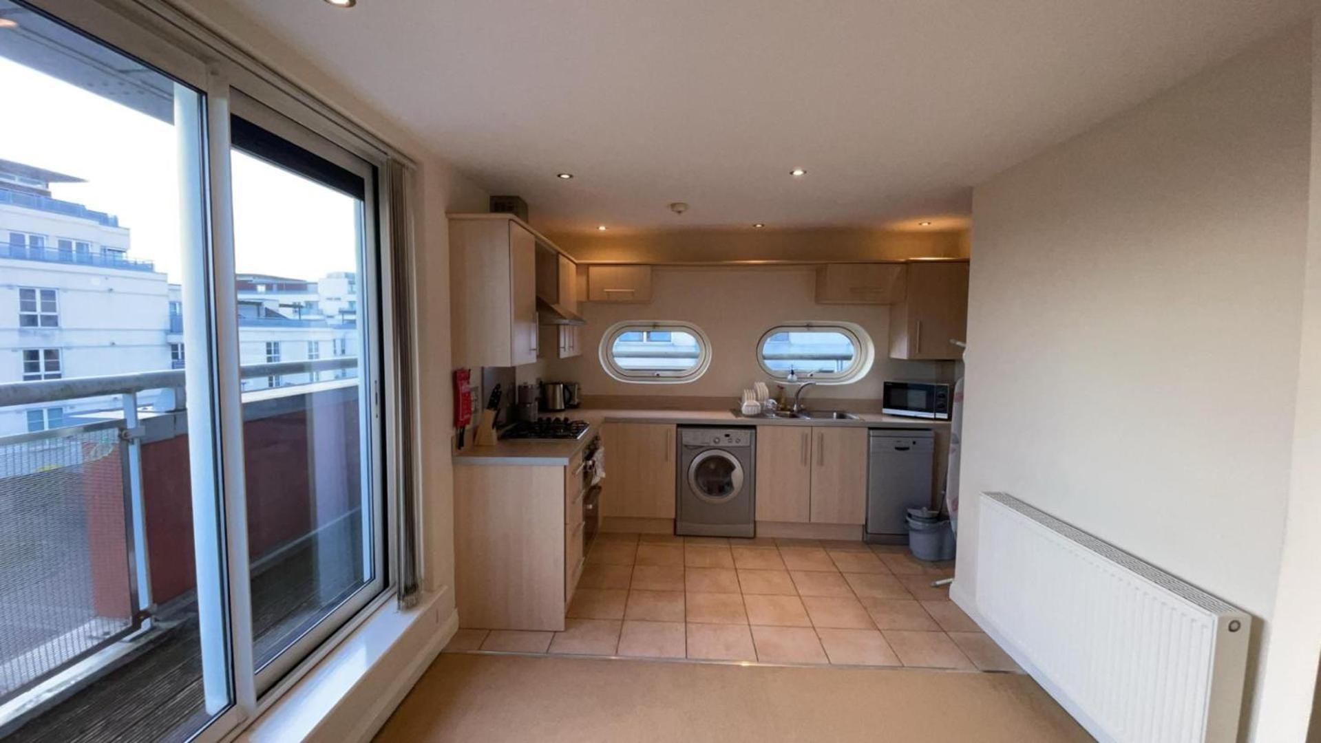 Apartment Free Parking Near Centre & Stadium Sleeps 6-8 *
