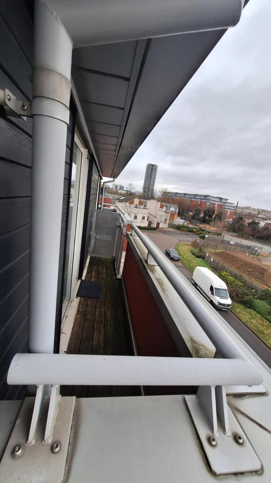 Free Parking Near Centre & Stadium Sleeps 6-8 Apartment *