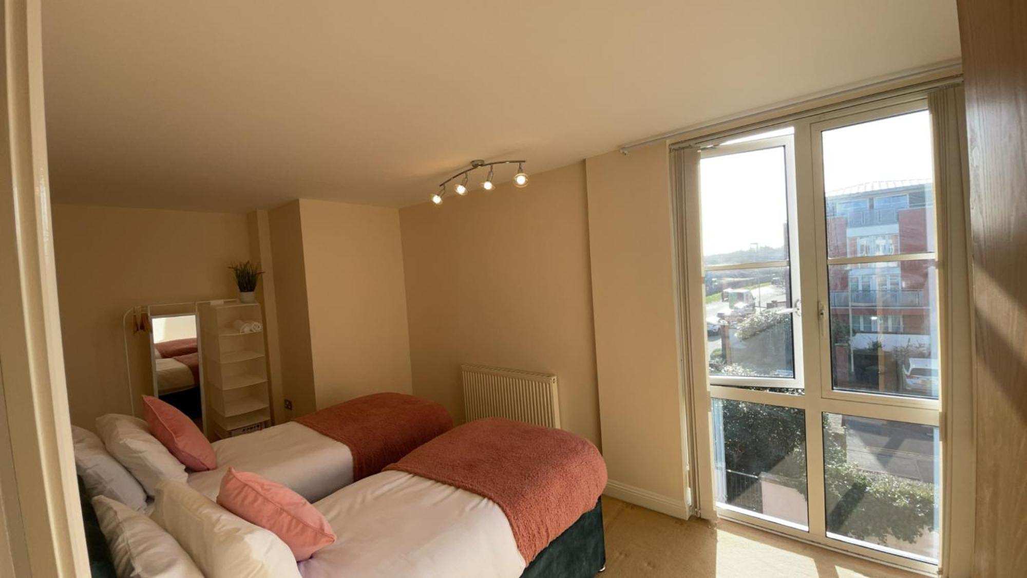 Apartment Free Parking Near Centre & Stadium Sleeps 6-8 *