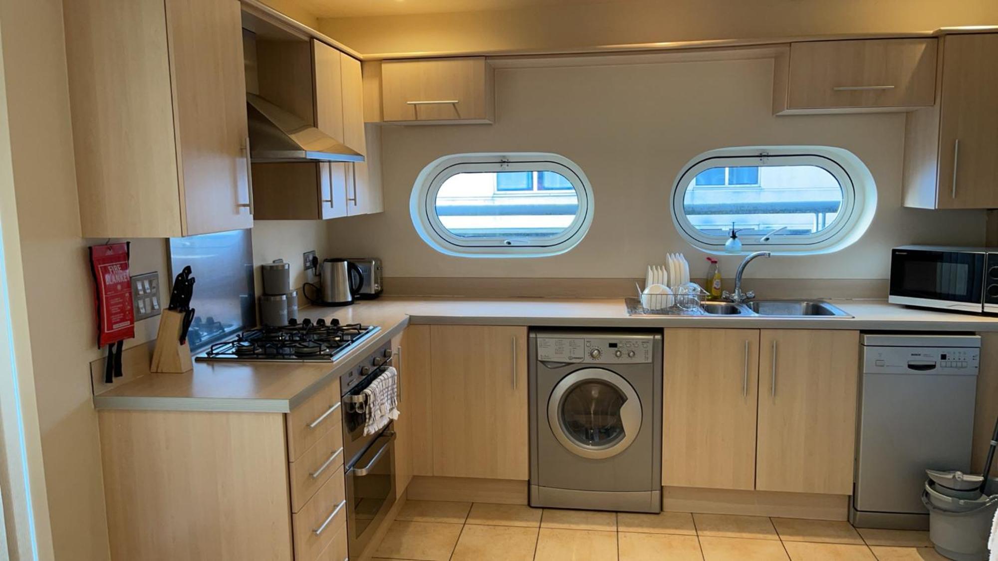 Free Parking Near Centre & Stadium Sleeps 6-8 Apartment