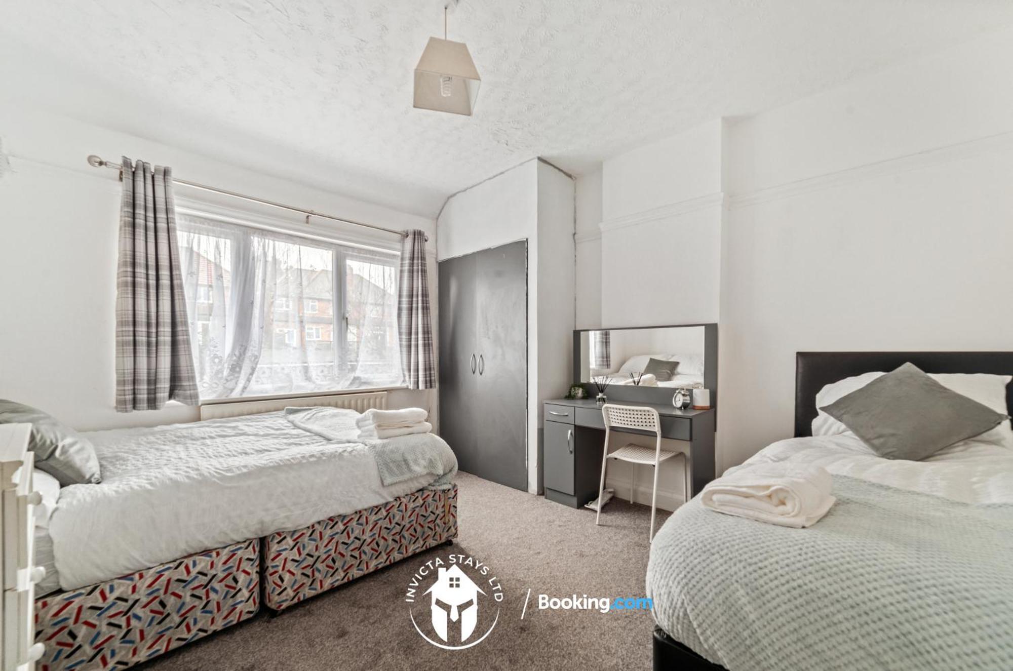 Premium Offers L Last-minute Escape L On 3-bed House Near Centre L Free Wi-fi & Parking L Sleeps 6 *