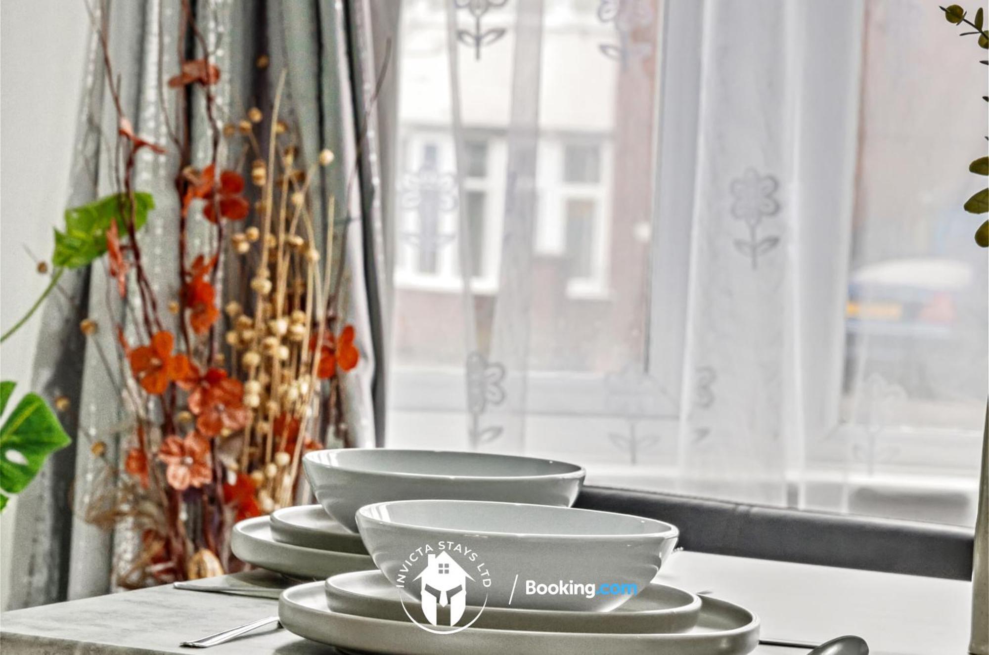 Premium Offers L Last-minute Escape L On 3-bed House Near Centre L Free Wi-fi & Parking L Sleeps 6