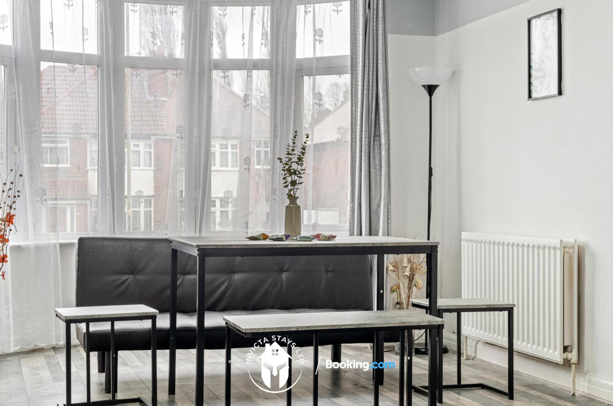 Premium Offers L Last-minute Escape L On 3-bed House Near Centre L Free Wi-fi & Parking L Sleeps 6 *