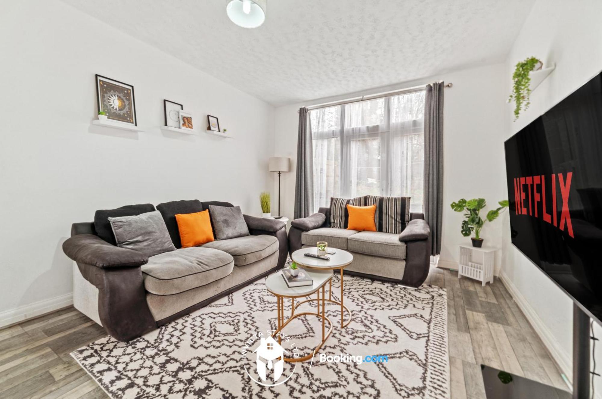Premium Offers L Last-minute Escape L On 3-bed House Near Centre L Free Wi-fi & Parking L Sleeps 6 Holiday home *