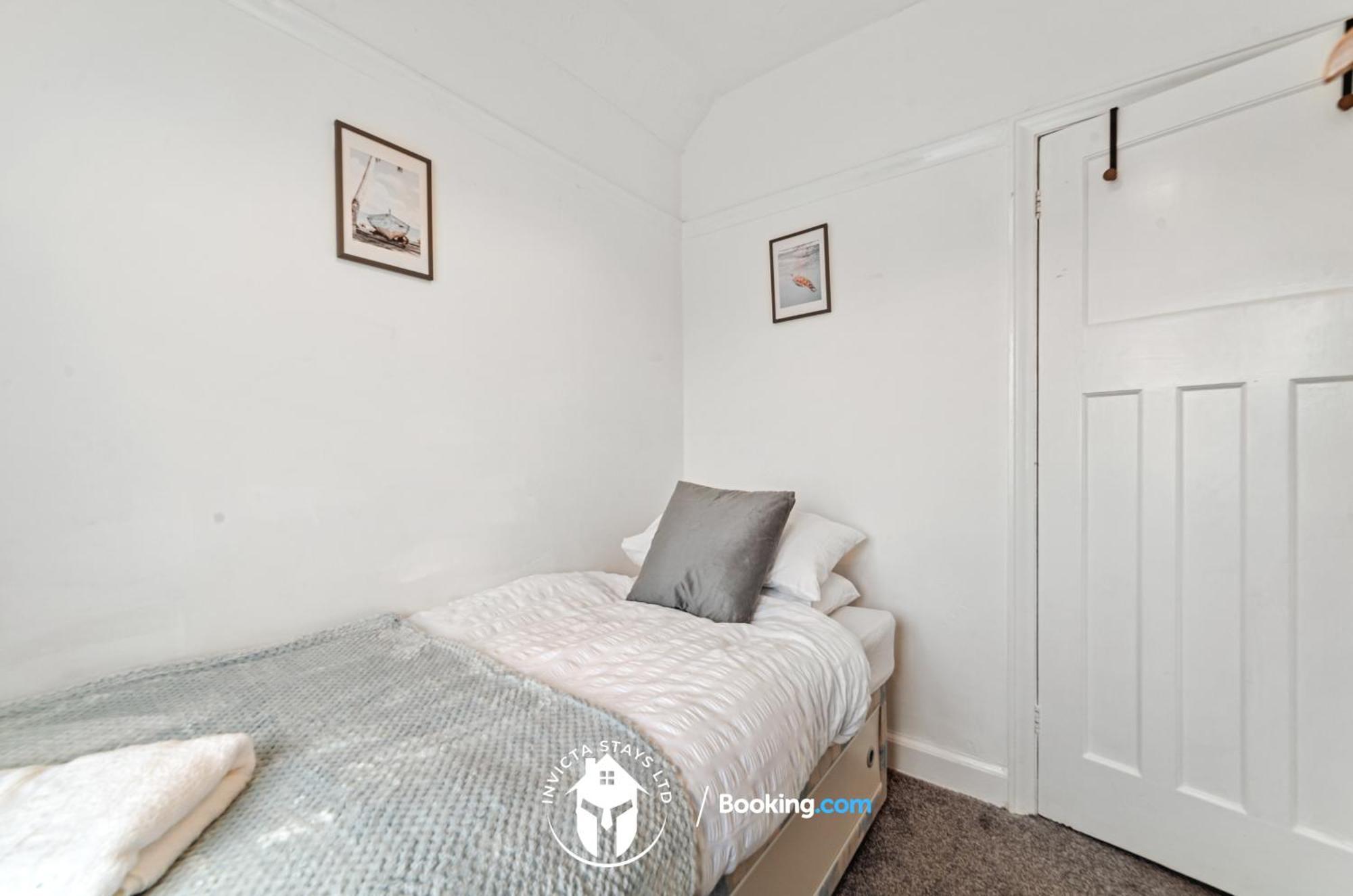 Holiday home Premium Offers L Last-minute Escape L On 3-bed House Near Centre L Free Wi-fi & Parking L Sleeps 6 Leicester