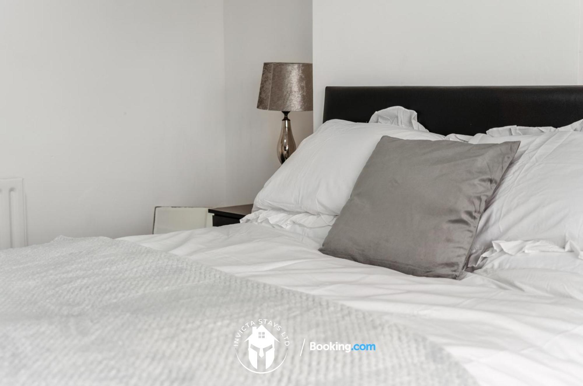 Premium Offers L Last-minute Escape L On 3-bed House Near Centre L Free Wi-fi & Parking L Sleeps 6 Holiday home *