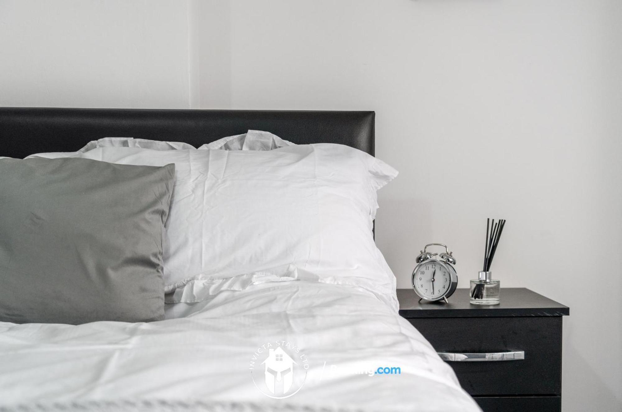 Premium Offers L Last-minute Escape L On 3-bed House Near Centre L Free Wi-fi & Parking L Sleeps 6 Holiday home