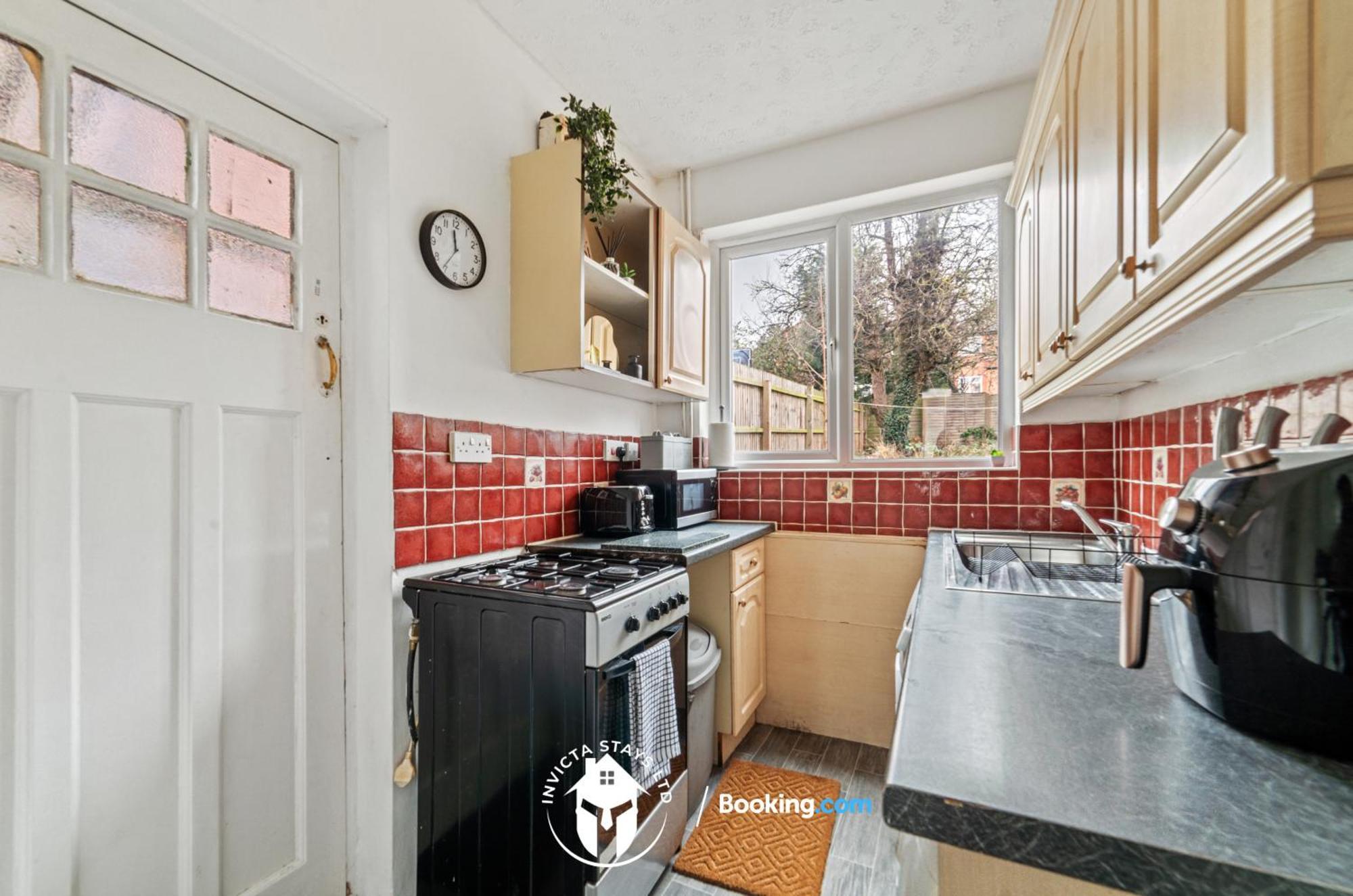 Holiday home Premium Offers L Last-minute Escape L On 3-bed House Near Centre L Free Wi-fi & Parking L Sleeps 6